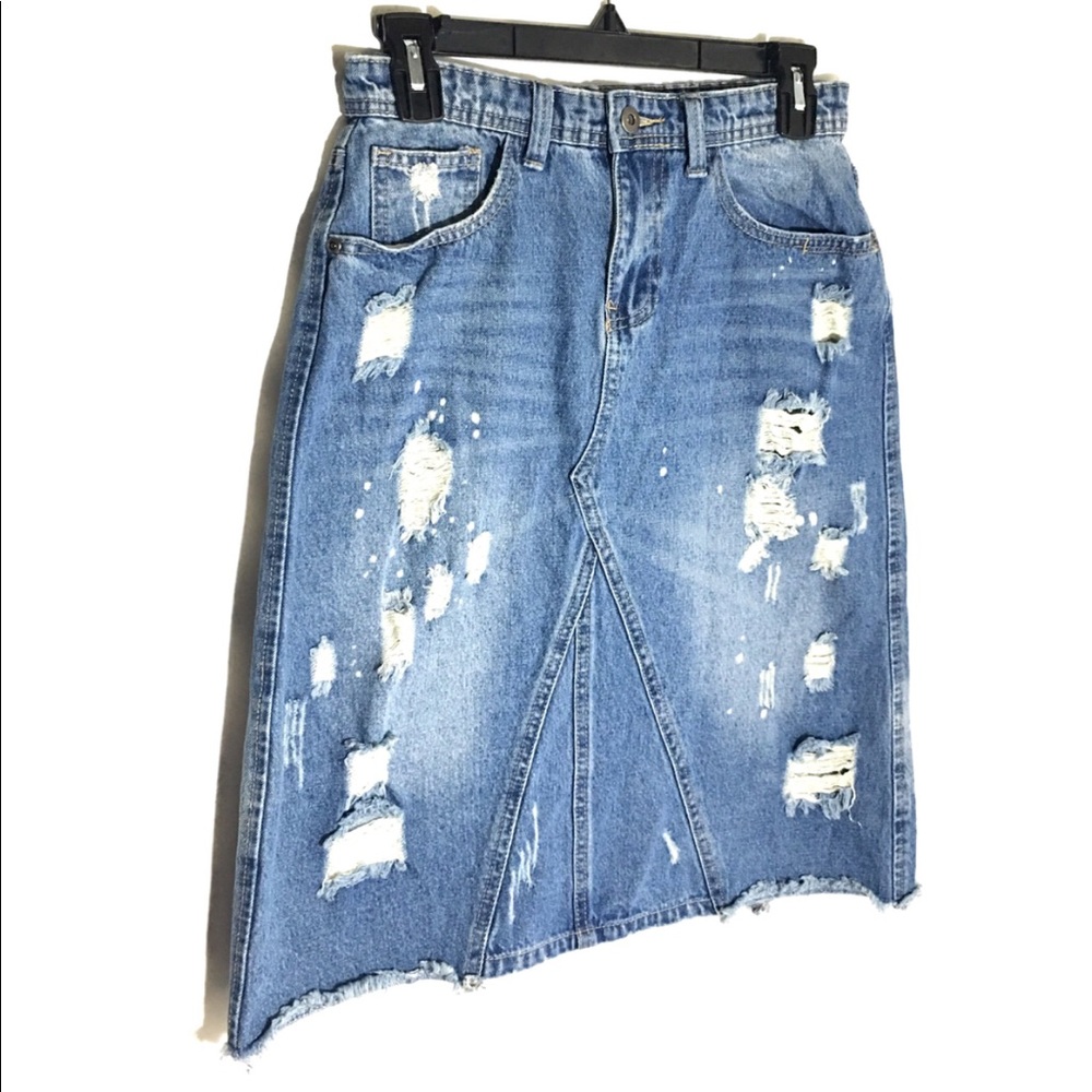 ❌SOLD❌Lt Wash Distressed/Ripped Denim Skirt - Picture 4 of 8